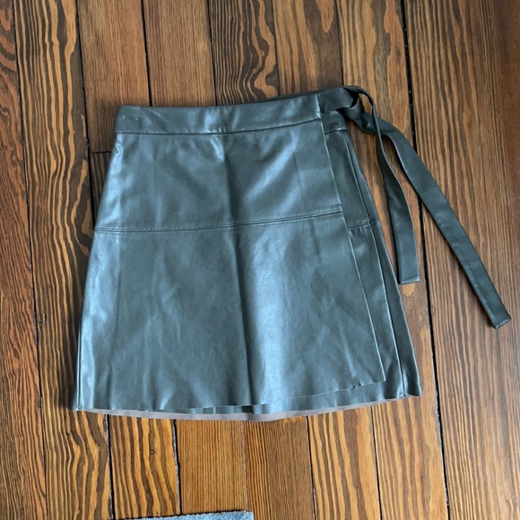 Aritzia wilfred laser cut wrap vegan leather skirt